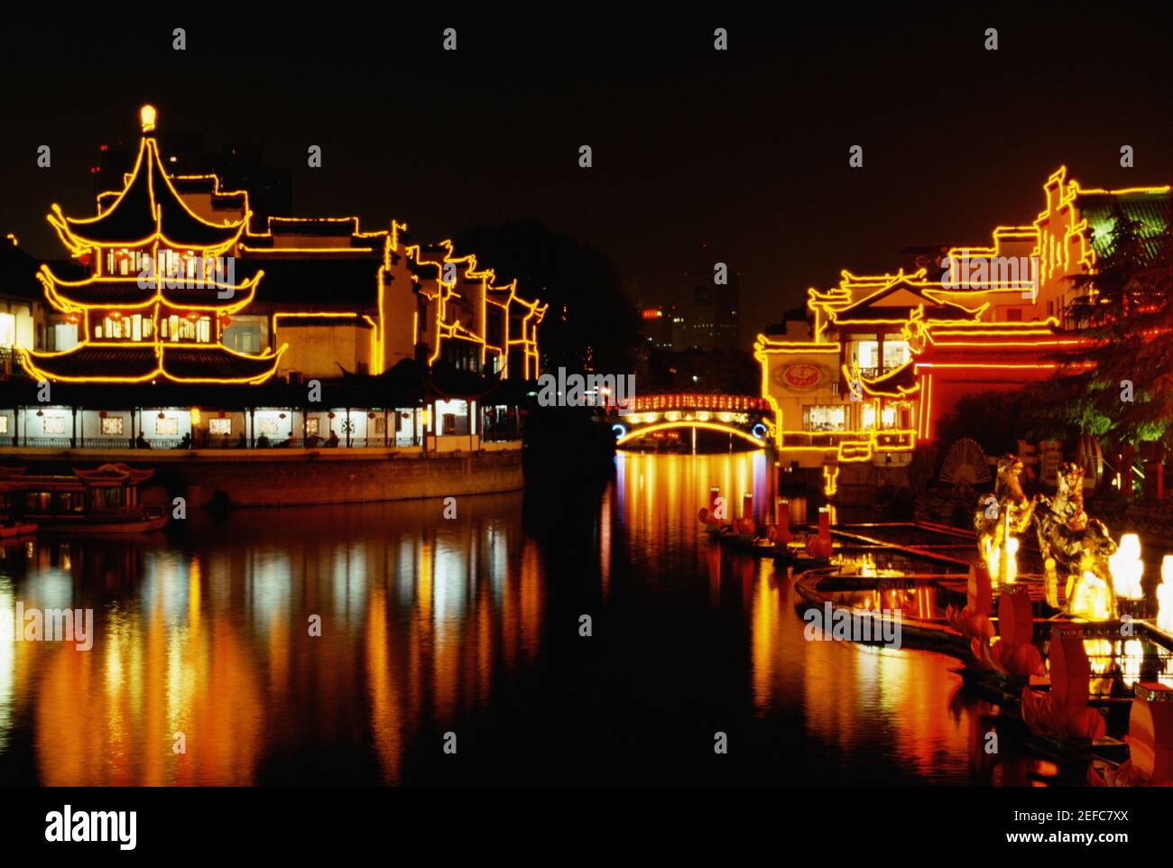 Reflet d'un temple illuminé dans l'eau, Temple confucianiste, Nanjing, province de Jiangsu, Chine Banque D'Images