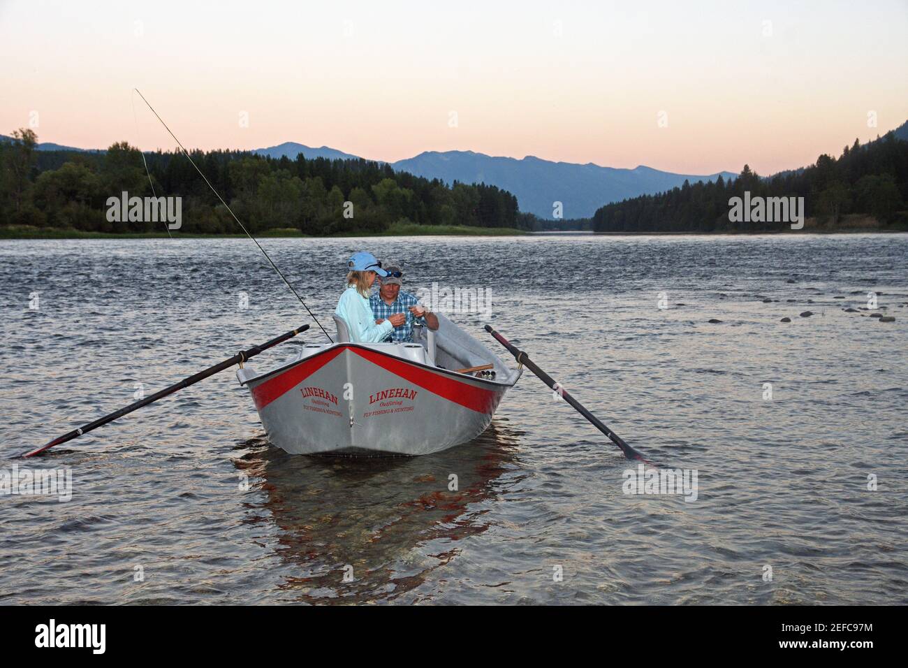 Tim et Joanne Linehan, propriétaires de Linehan Outfitting Company, pêchent à la mouche sur la rivière Kootenai. Lincoln County, Montana. (Photo de Randy Beacham) Banque D'Images