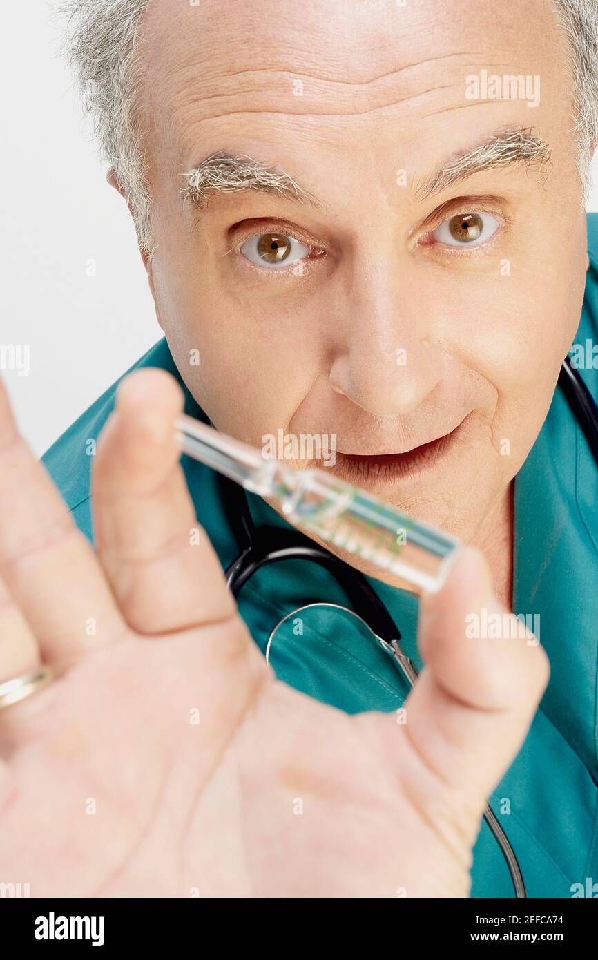 Portrait d'un médecin de sexe masculin tenant un flacon Banque D'Images