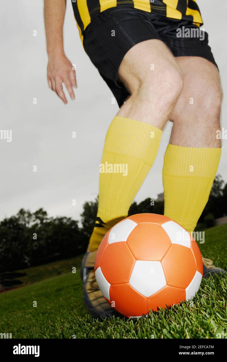 Up d'un joueur de football à jouer avec un ballon de foot Banque D'Images