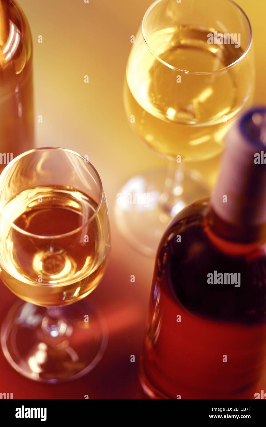 Vue en grand angle de deux bouteilles de vin avec deux verres de vin Photo Stock Alamy