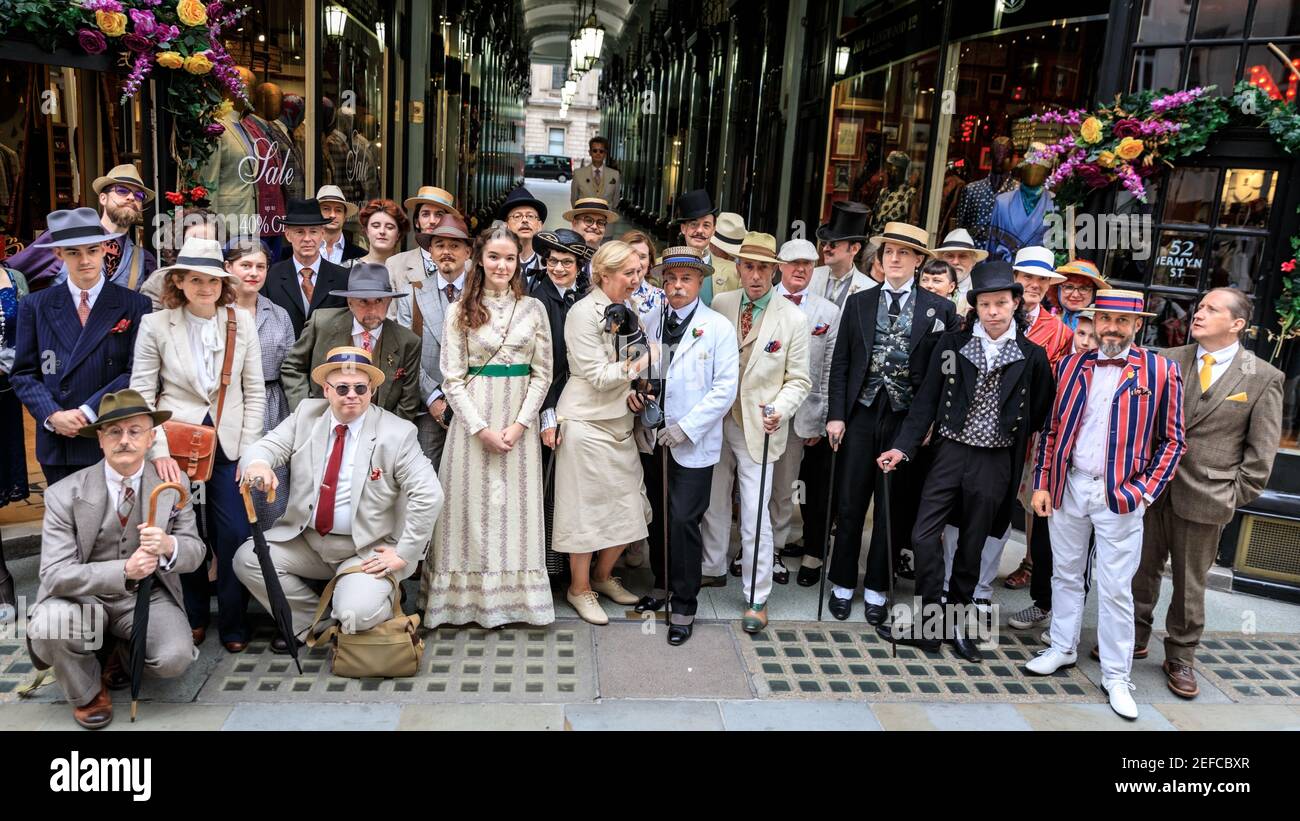 Dapper British Chaps and Chapettes at ' The Grand Flaneur' CHAP Walk, Mayfair, Londres, Royaume-Uni Banque D'Images