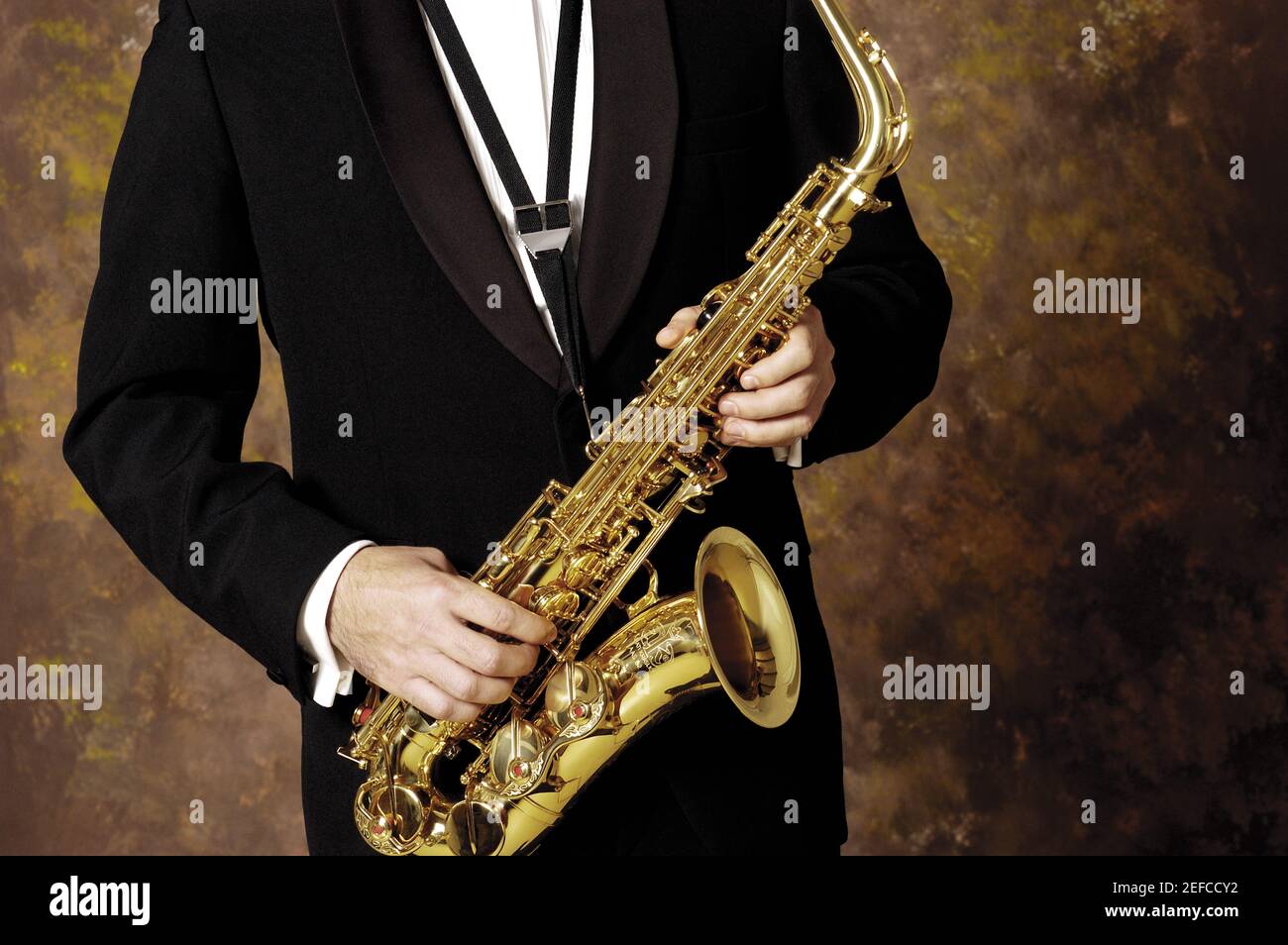 Vue en coupe moyenne d'un musicien jouant le saxophone Banque D'Images