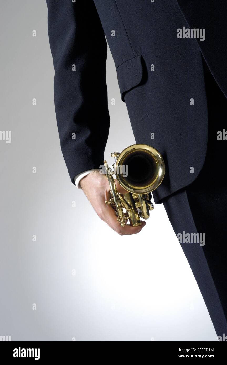 Vue en coupe centrale d'un homme tenant une trompette Banque D'Images