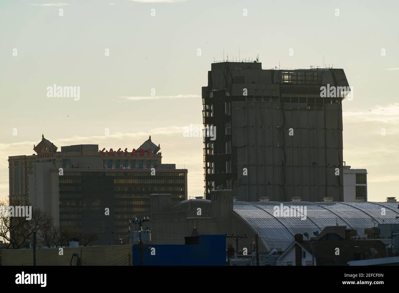 Atlantic City, États-Unis. 17 février 2021. Le soleil se lève derrière la tour principale de l'ancien Trump Plaza Hotel and Casino le matin, il est prévu d'être démoli à Atlantic City, Etats-Unis. L'hôtel et le casino appartenant à l'ancien président Donald Trump ont fermé en 2014 après avoir fait faillite. Crédit : Chase Sutton/Alay Live News Banque D'Images