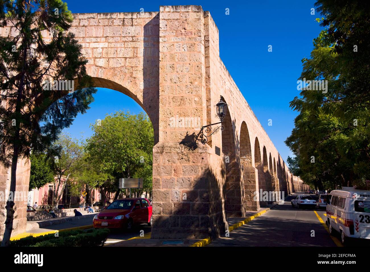 Ruines d'un aqueduc au bord de la route, Morelia, État du Michoacan, Mexique Banque D'Images