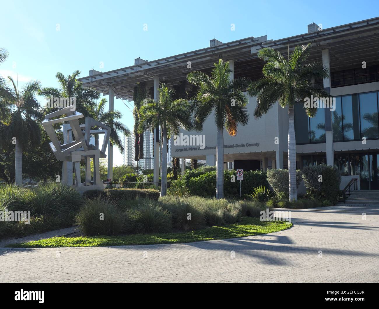 Miami, Floride, États-Unis - 2020 : façade du musée d'art Pérez Miami (PAMM), un musée d'art contemporain situé dans le centre-ville de Miami. Banque D'Images