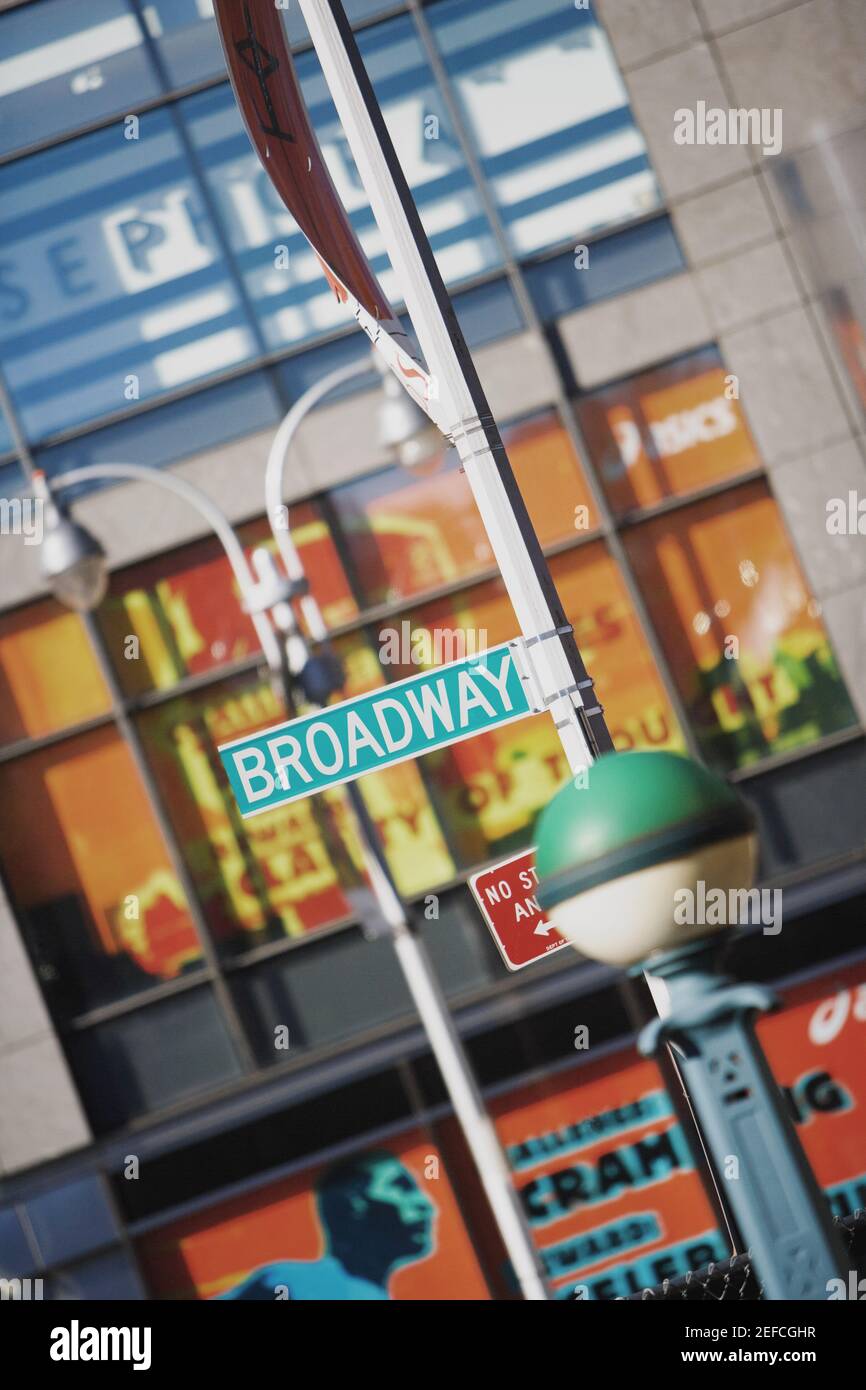 Panneau d'information devant un bâtiment, Broadway, Manhattan, New York, New York State, ÉTATS-UNIS Banque D'Images