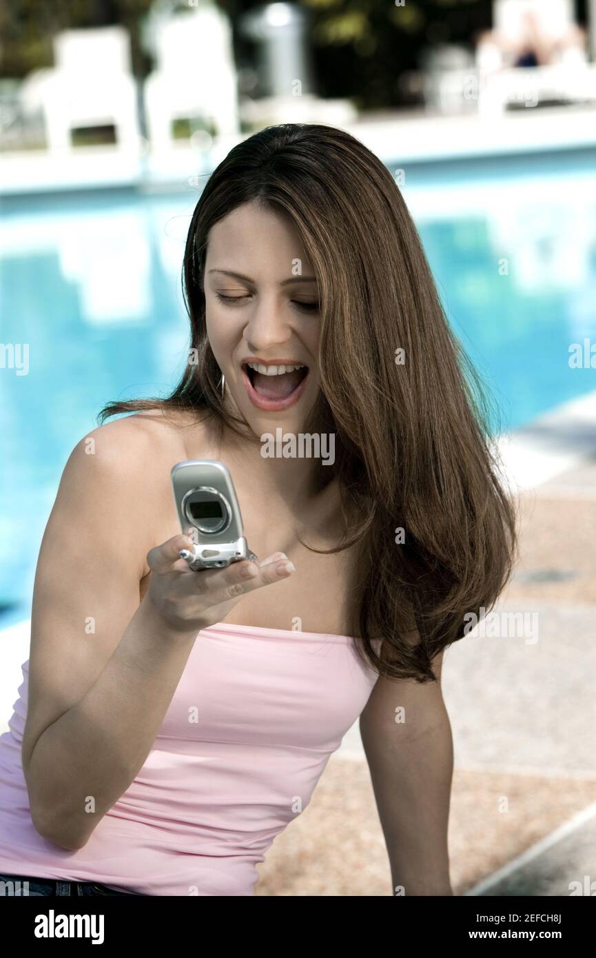Close-up of a young woman holding a mobile phone Banque D'Images