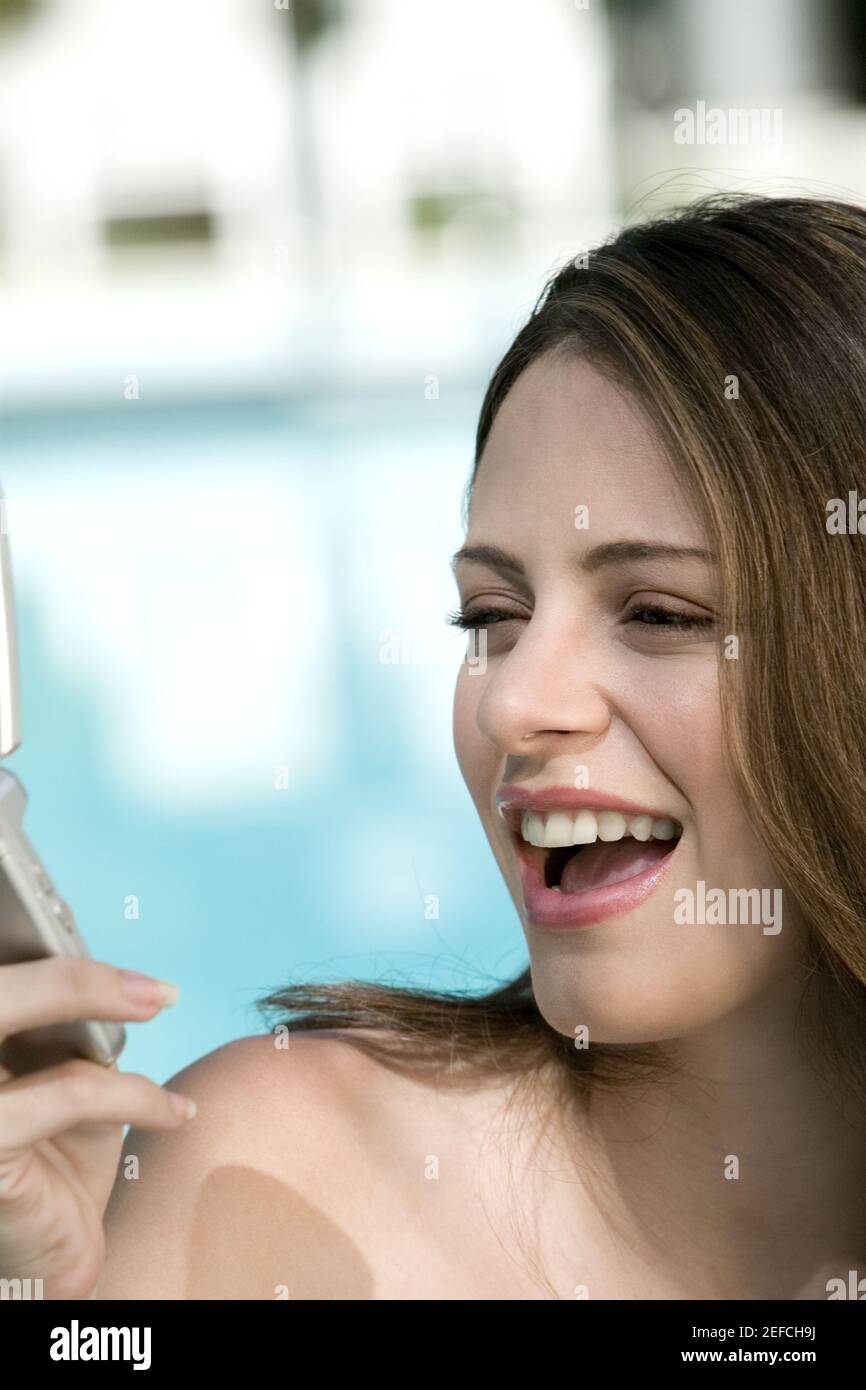 Close-up of a young woman holding a mobile phone Banque D'Images