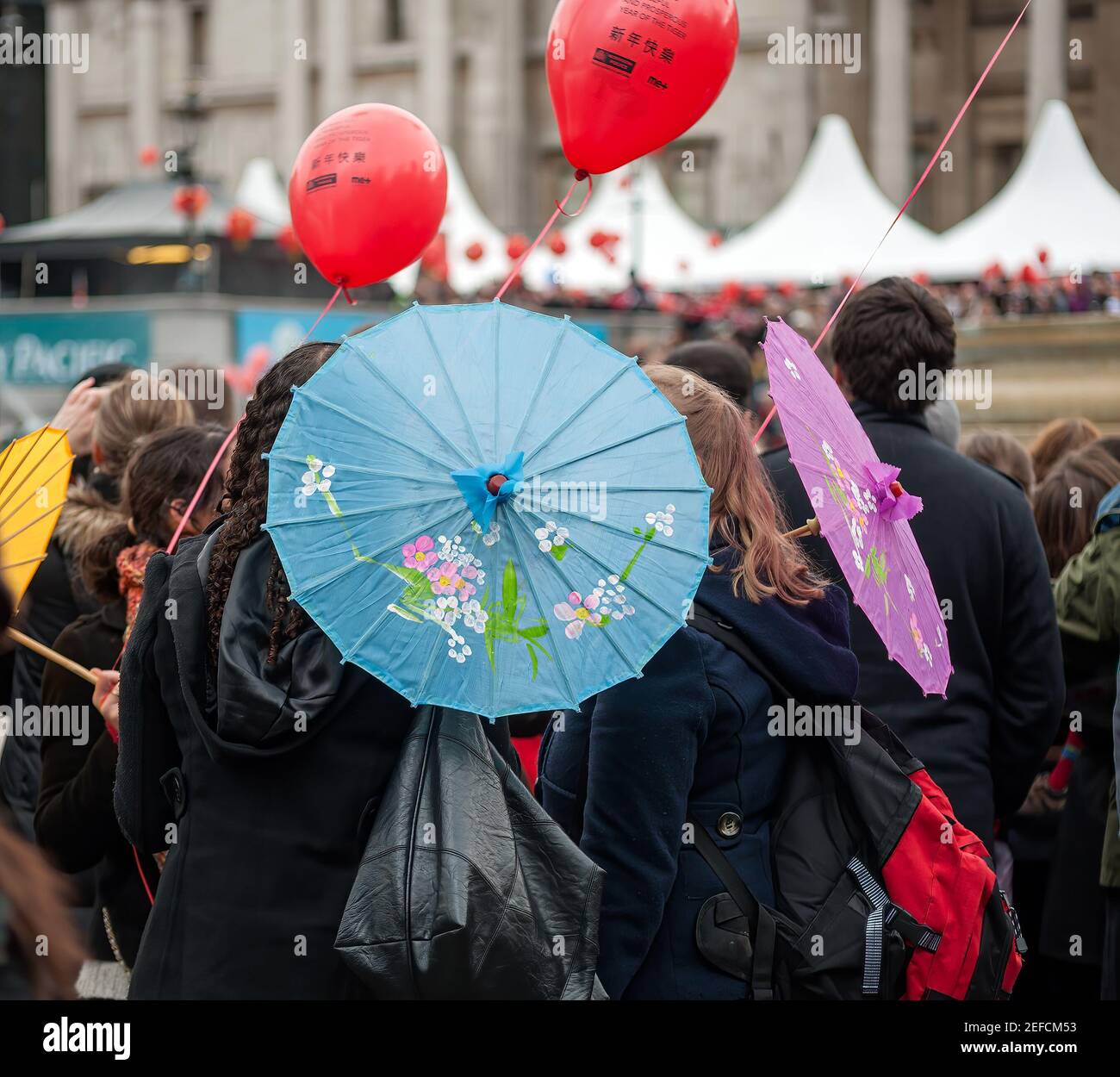 LONDRES, Royaume-Uni - 21 FÉVRIER 2010 : parasols en papier chinois à Trafalgar Square pendant les célébrations du nouvel an de Chines Banque D'Images
