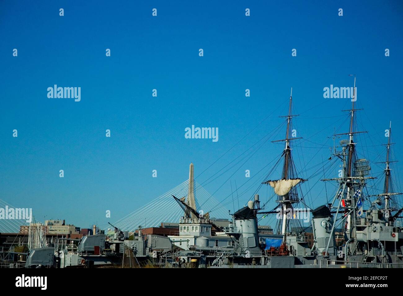 Voiliers au port, USS Cassin Young, Boston Harbour, Boston, Massachusetts, ÉTATS-UNIS Banque D'Images