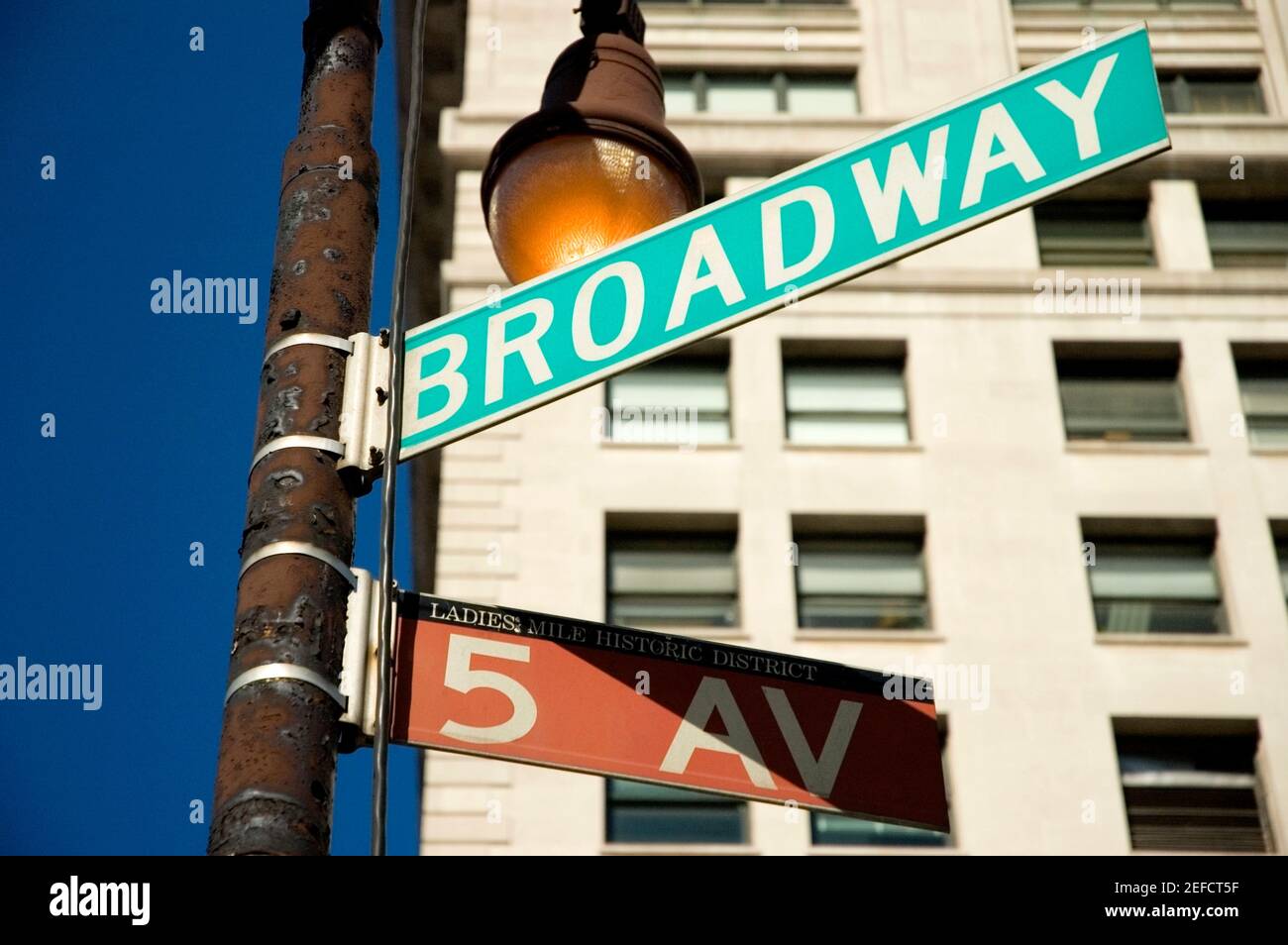 Panneau en face d'un bâtiment, New York City, New York State, États-Unis Banque D'Images