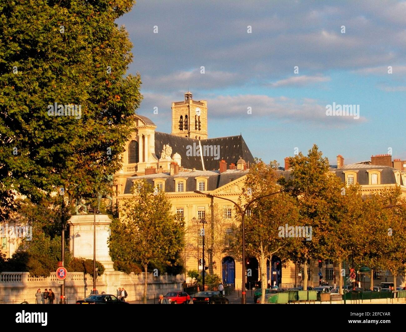 Voitures garées devant un bâtiment, Paris, France Banque D'Images