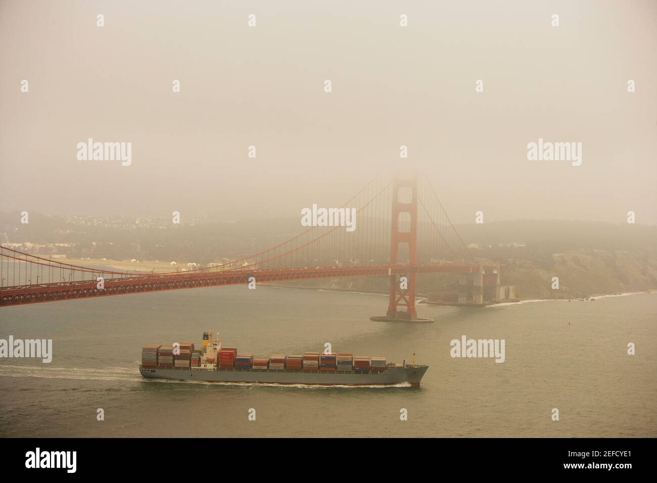 Navire-conteneur passant sous un pont, Golden Gate Bridge, San Francisco, Californie, États-Unis Banque D'Images