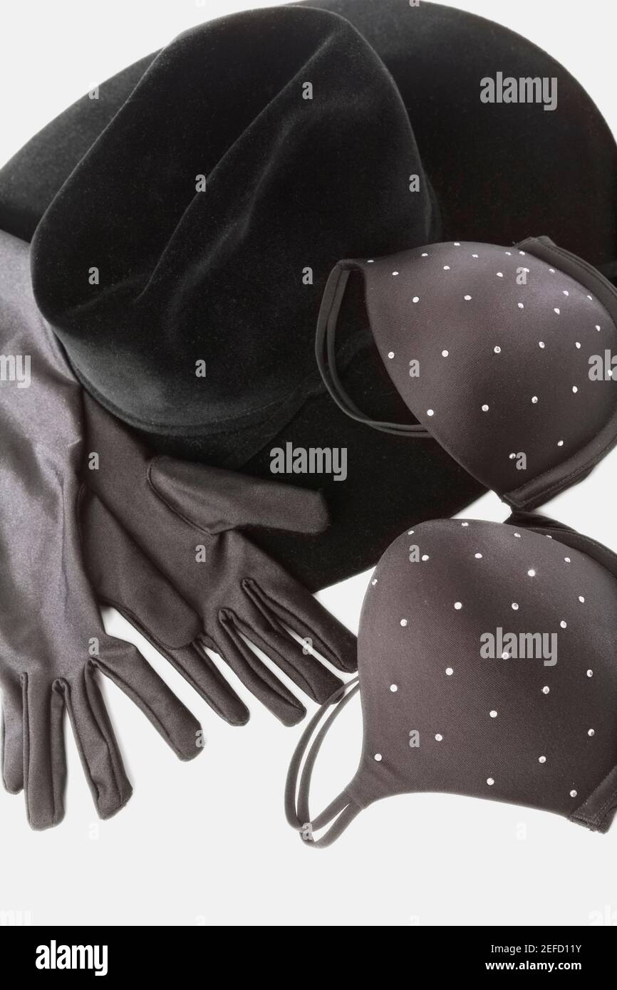 Gros plan de gants et d'un soutien-gorge sur un chapeau Banque D'Images
