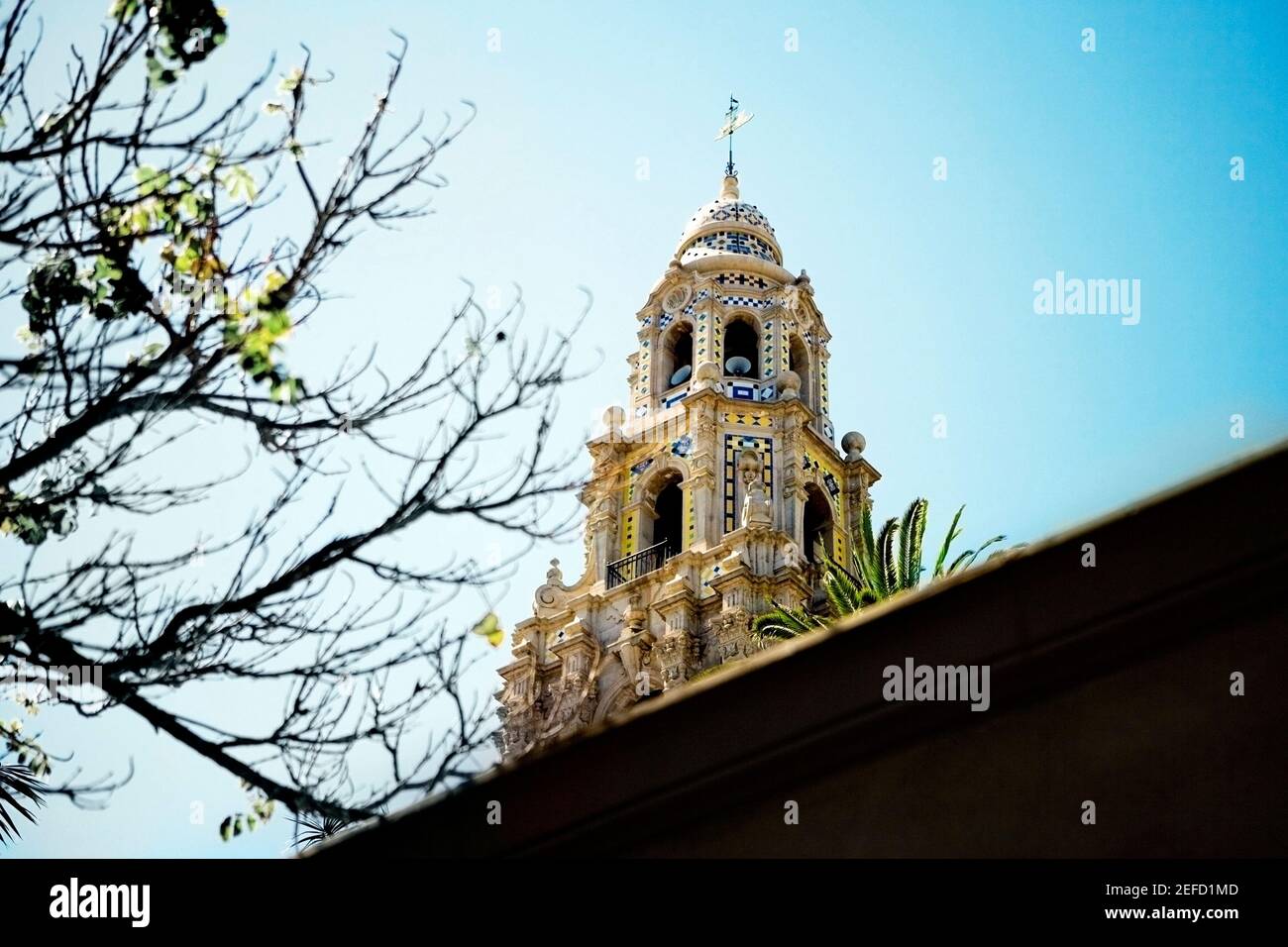 Vue à angle bas d'un clocher contre un ciel bleu, San Diego, Californie, États-Unis Banque D'Images