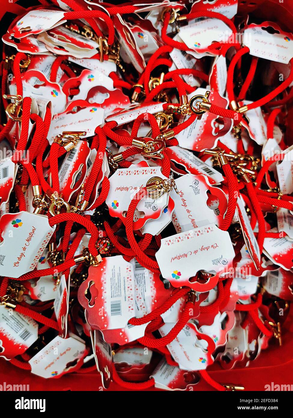 16 février 2021 - Bucarest, Roumanie. Les boutiques se préparer à vendre martisoare pour la fête du printemps du 1er mars comme une tradition roumaine. Banque D'Images