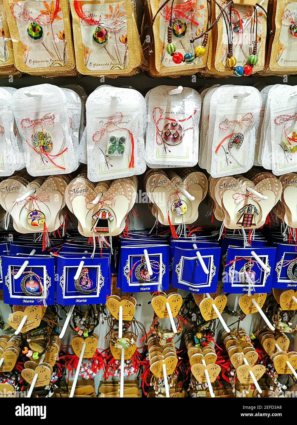 16 février 2021 - Bucarest, Roumanie. Les boutiques se préparer à vendre martisoare pour la fête du printemps du 1er mars comme une tradition roumaine. Banque D'Images