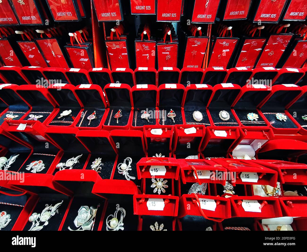 16 février 2021 - Bucarest, Roumanie. Les boutiques se préparer à vendre martisoare pour la fête du printemps du 1er mars comme une tradition roumaine. Banque D'Images