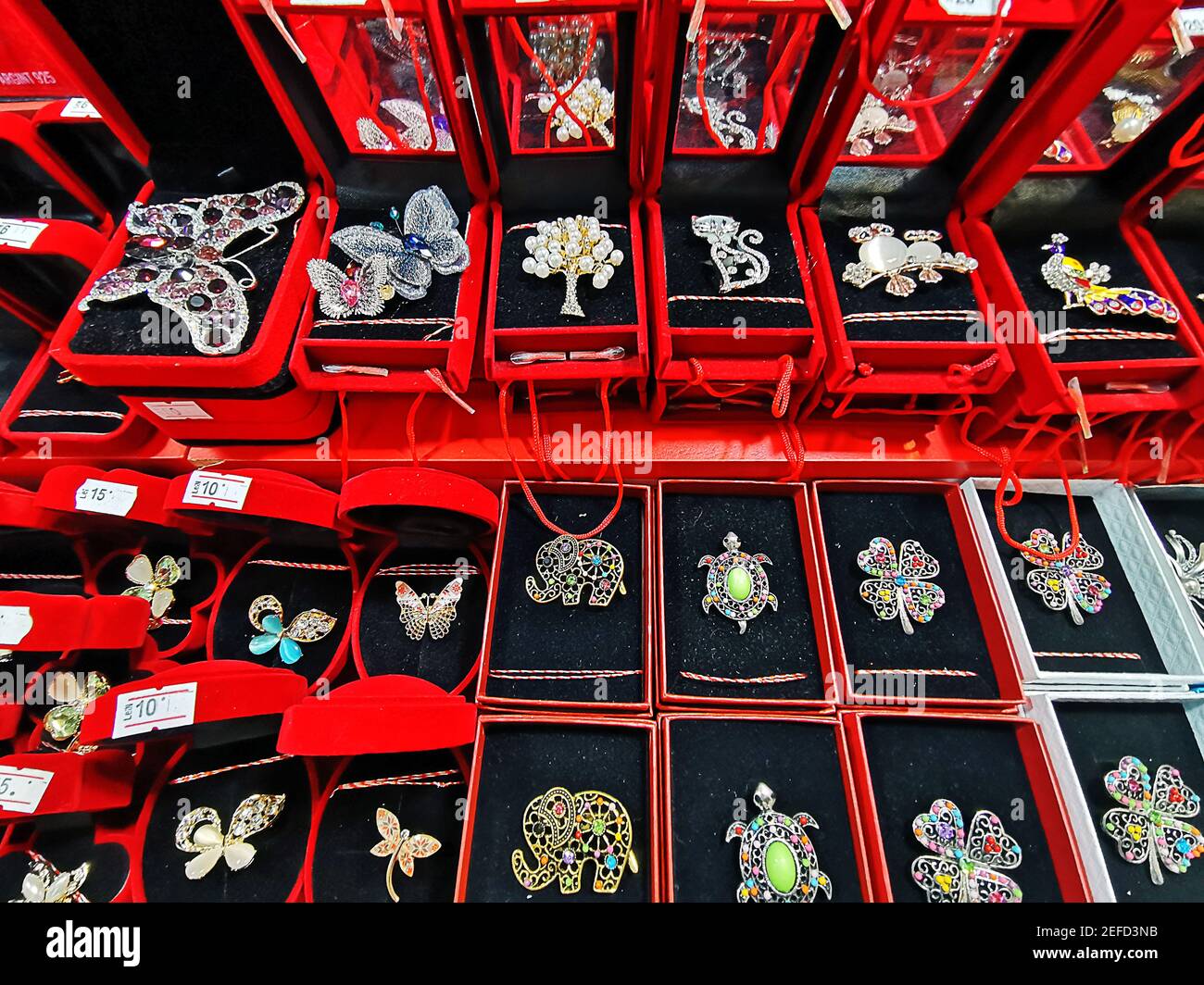 16 février 2021 - Bucarest, Roumanie. Les boutiques se préparer à vendre martisoare pour la fête du printemps du 1er mars comme une tradition roumaine. Banque D'Images