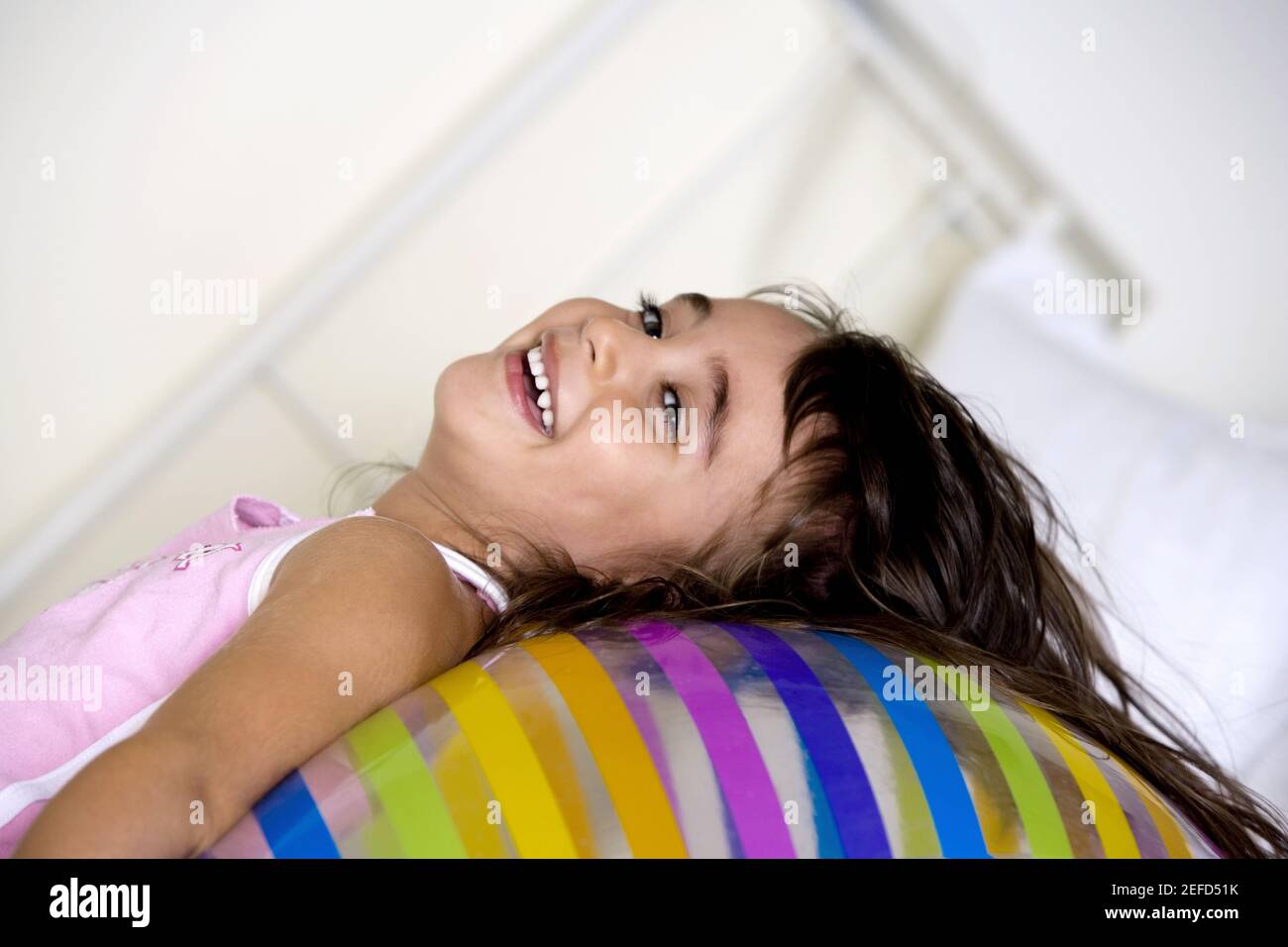 Profil latéral d'une fille allongé sur un ballon gonflable Photo Stock -  Alamy