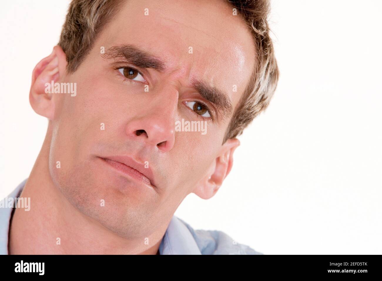 Portrait d'un jeune homme à la recherche de sérieux Banque D'Images