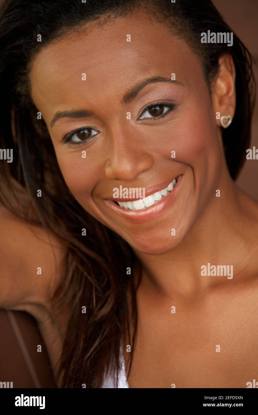 Portrait of a young woman smiling Banque D'Images