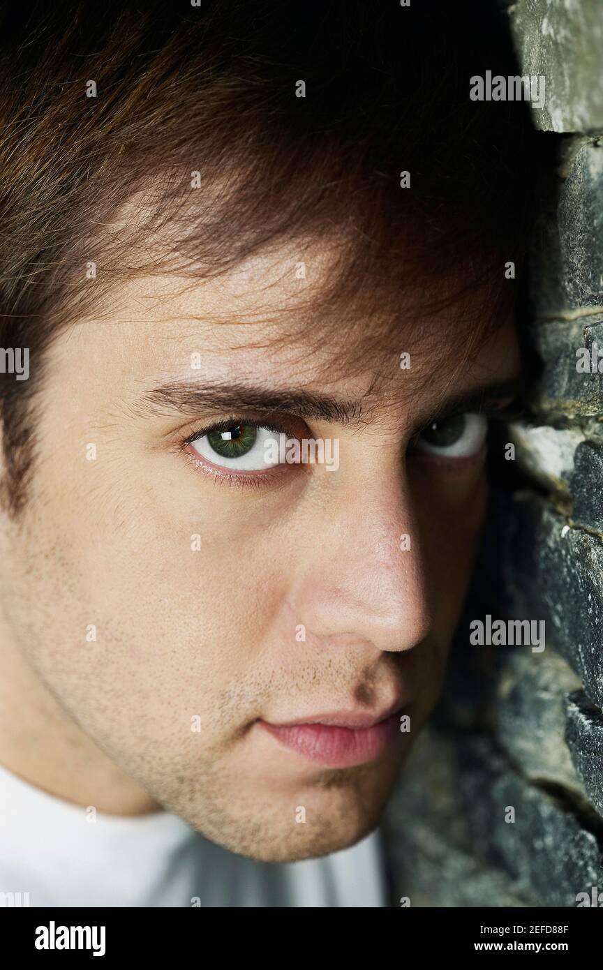 Portrait d'un jeune homme à la recherche de sérieux Banque D'Images