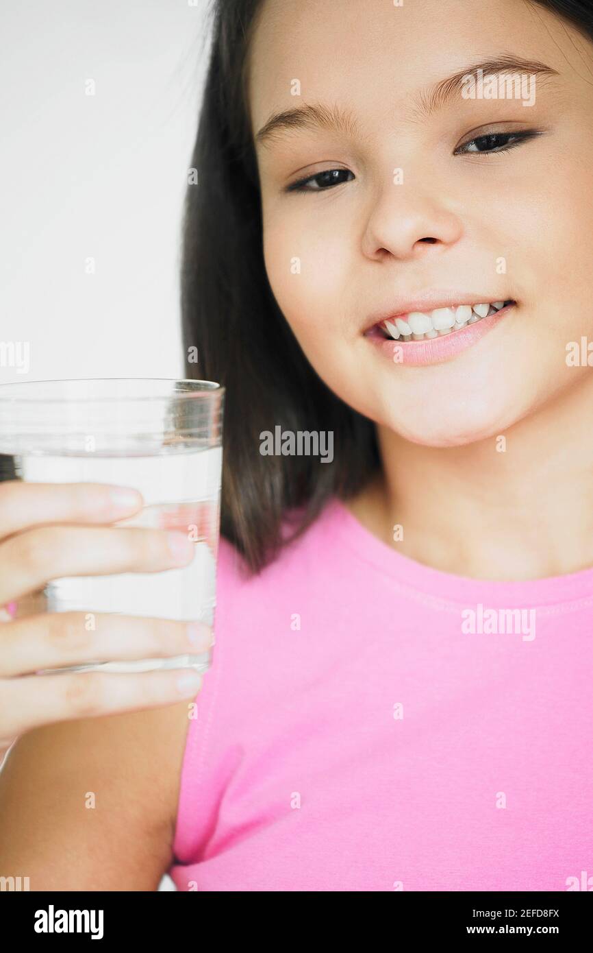 Gros plan d'une adolescente tenant un verre d'eau Banque D'Images