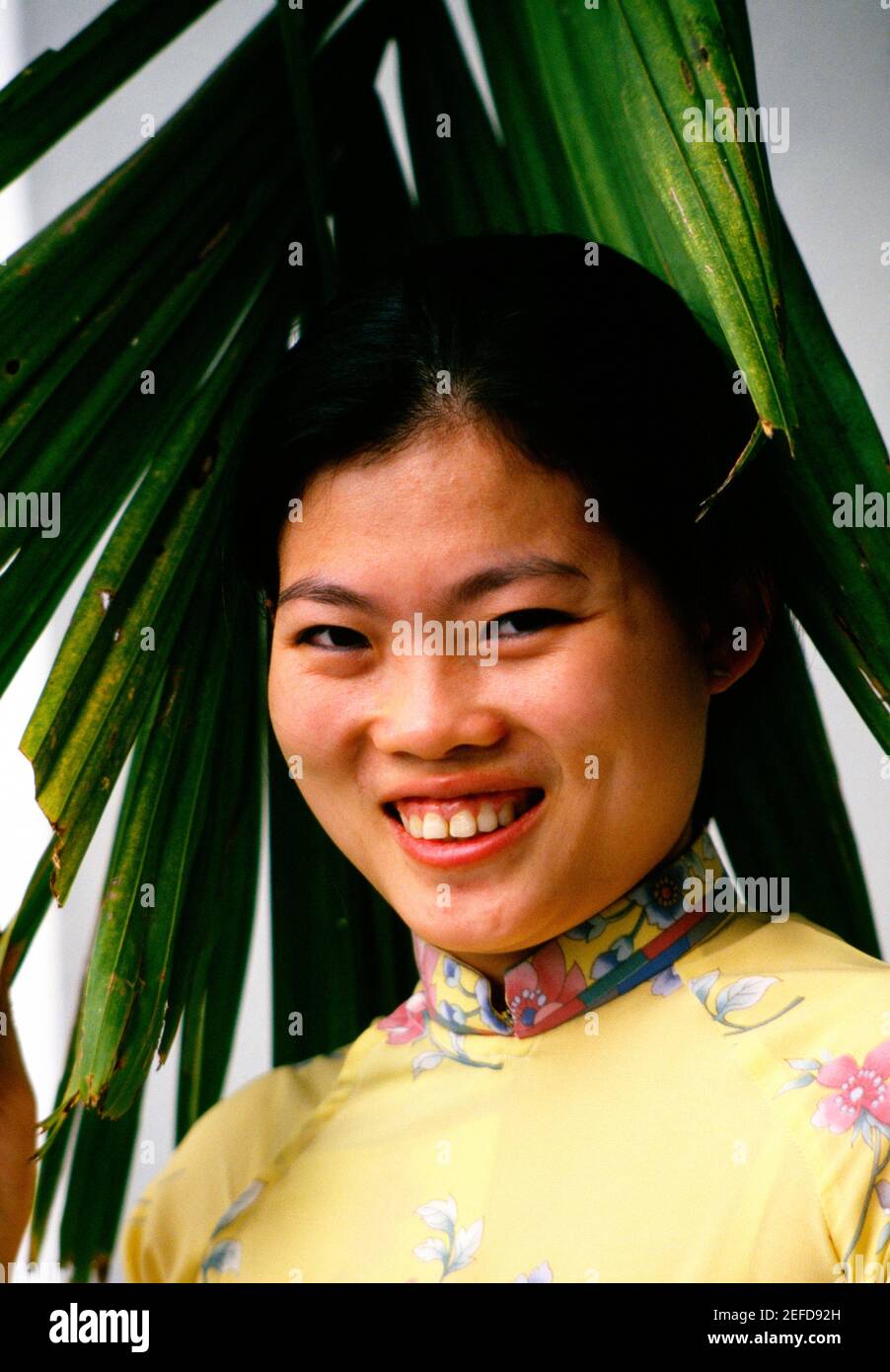 Portrait of a young woman smiling Banque D'Images