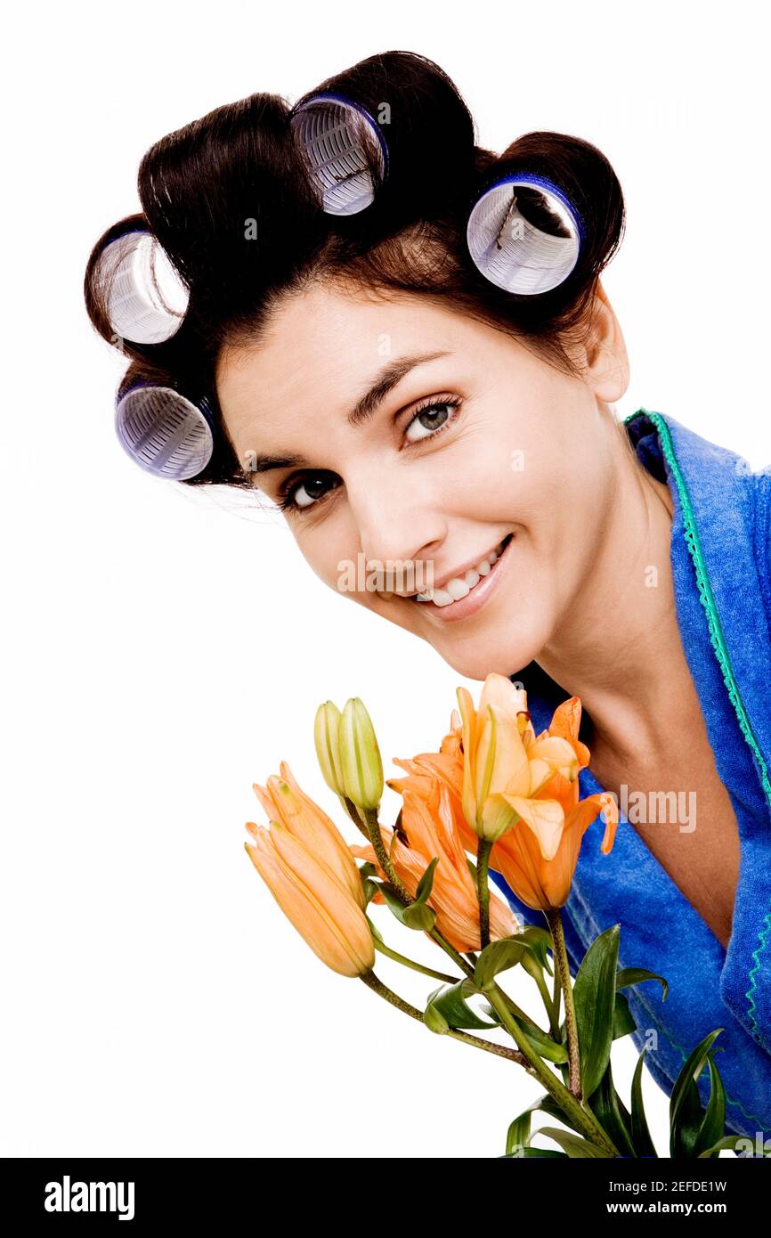 Portrait d'une jeune femme avec des boucles dans ses cheveux conservation des fleurs Banque D'Images