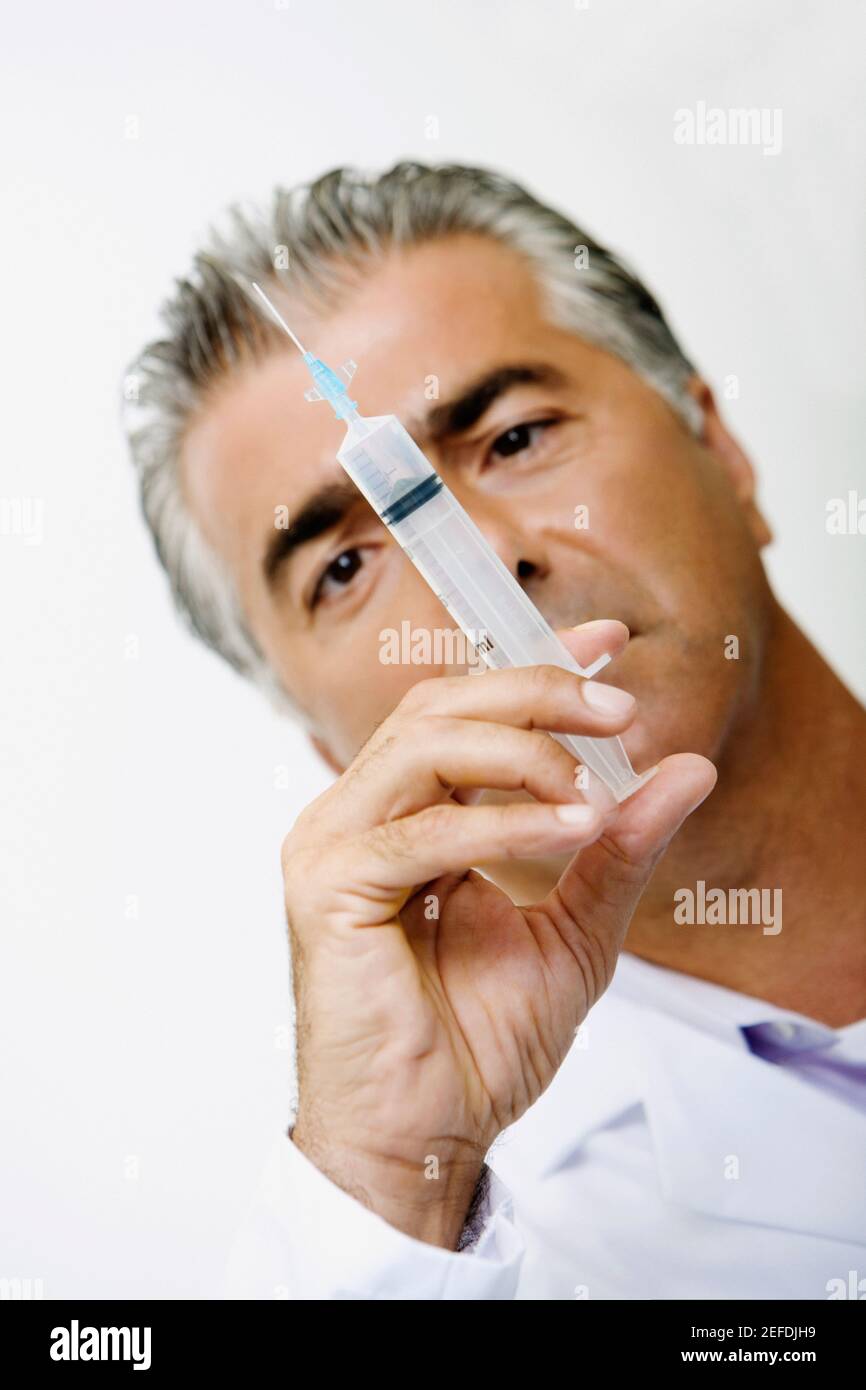 Close-up of a male doctor holding a syringe Banque D'Images