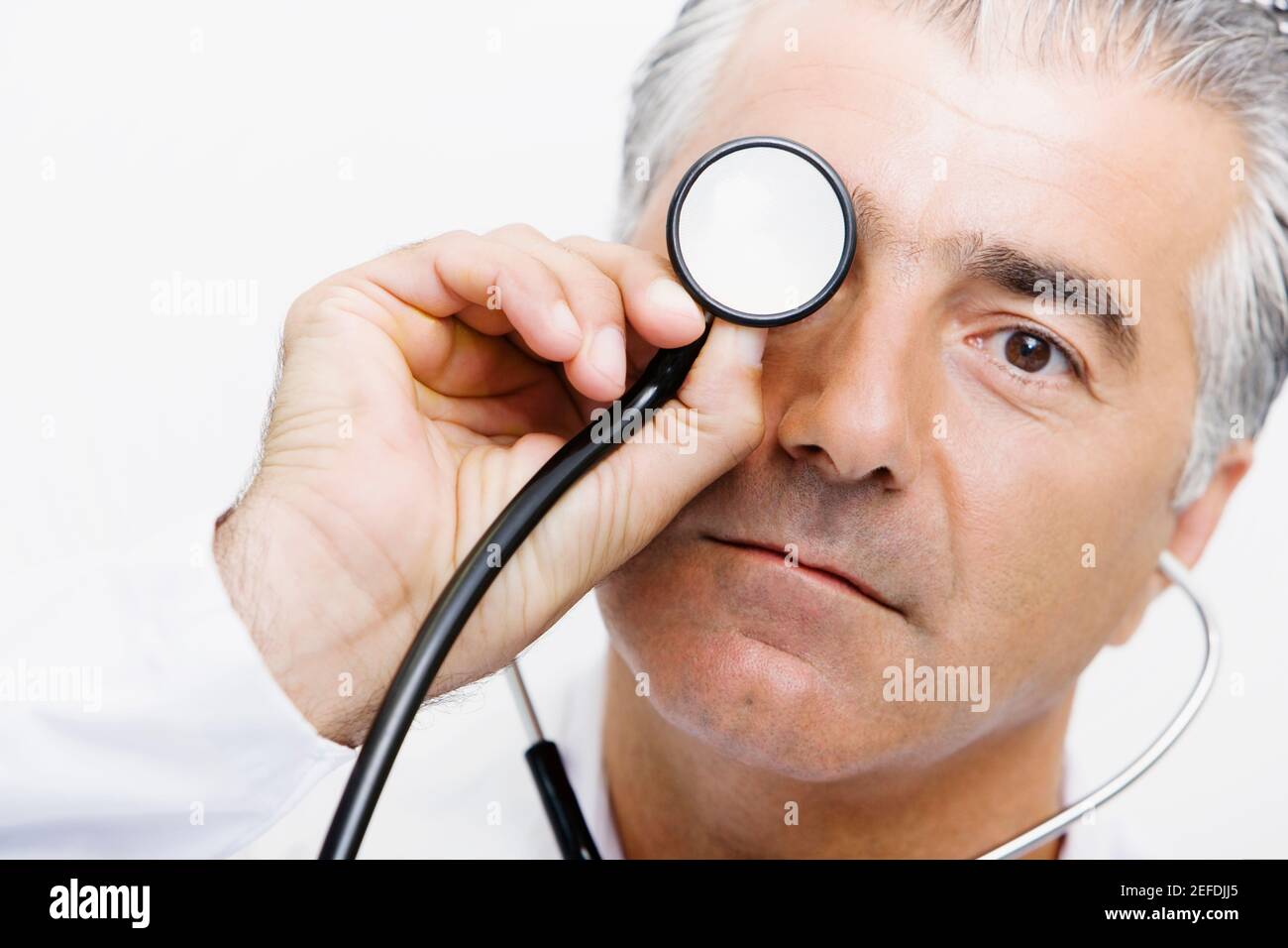 Portrait d'un médecin de sexe masculin tenant un stéthoscope devant lui de ses yeux Banque D'Images