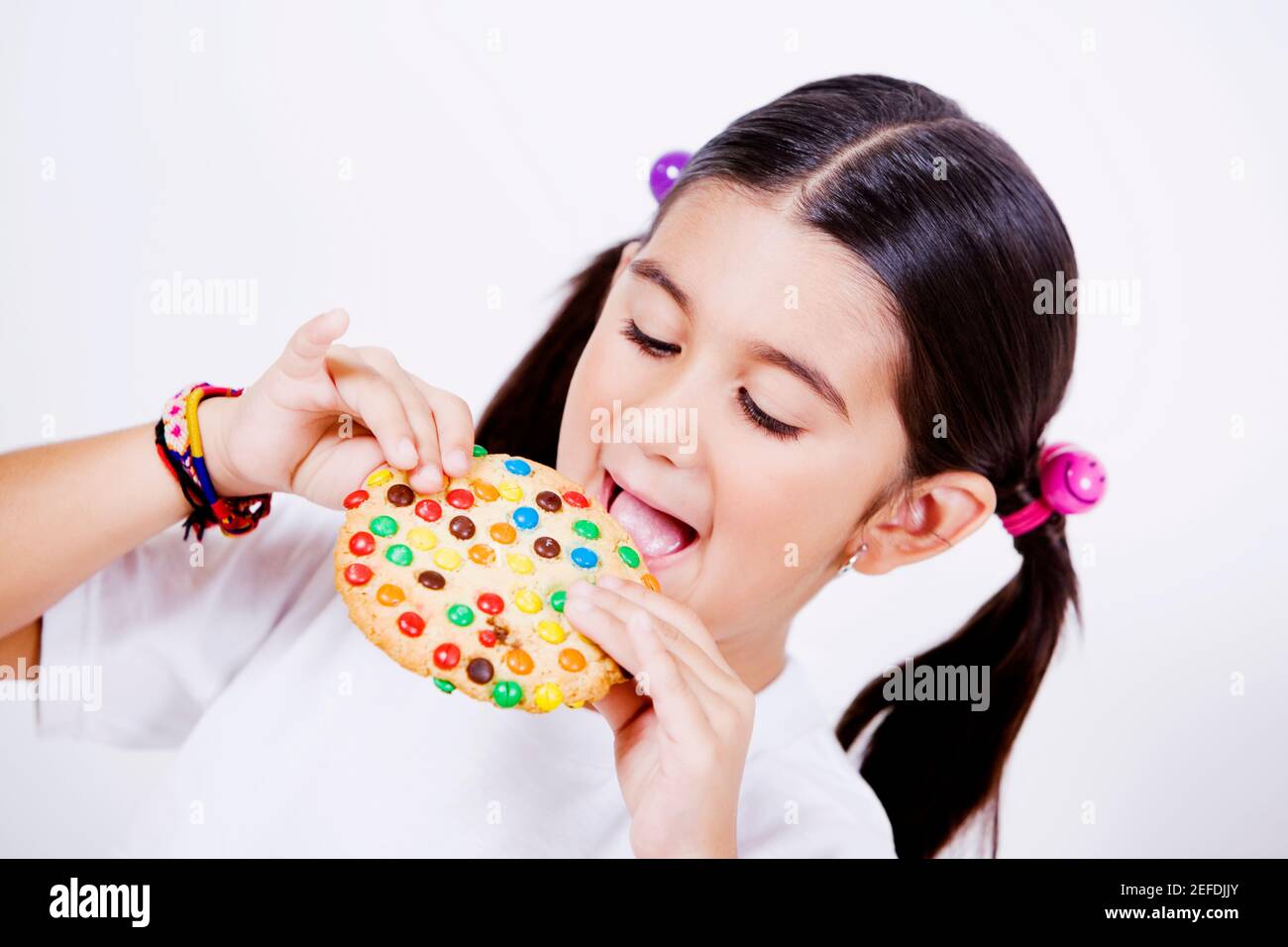 Close-up of a Girl eating a pie Banque D'Images