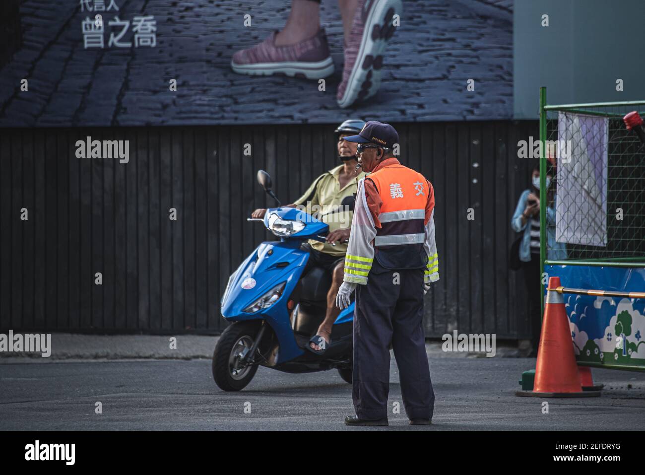 Taichung,Taichung City,Taiwan-05/14/2019:un volontaire de soutien de la police qui fait le trafic de direction.The le volontaire de soutien de la police n'a pas le même pouvoir Banque D'Images