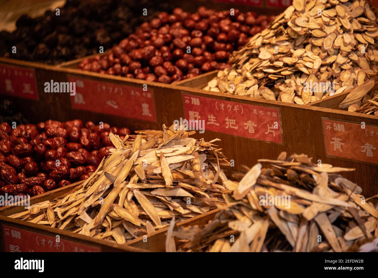 médecine traditionnelle chinoise séchée dans un magasin ancien Banque D'Images