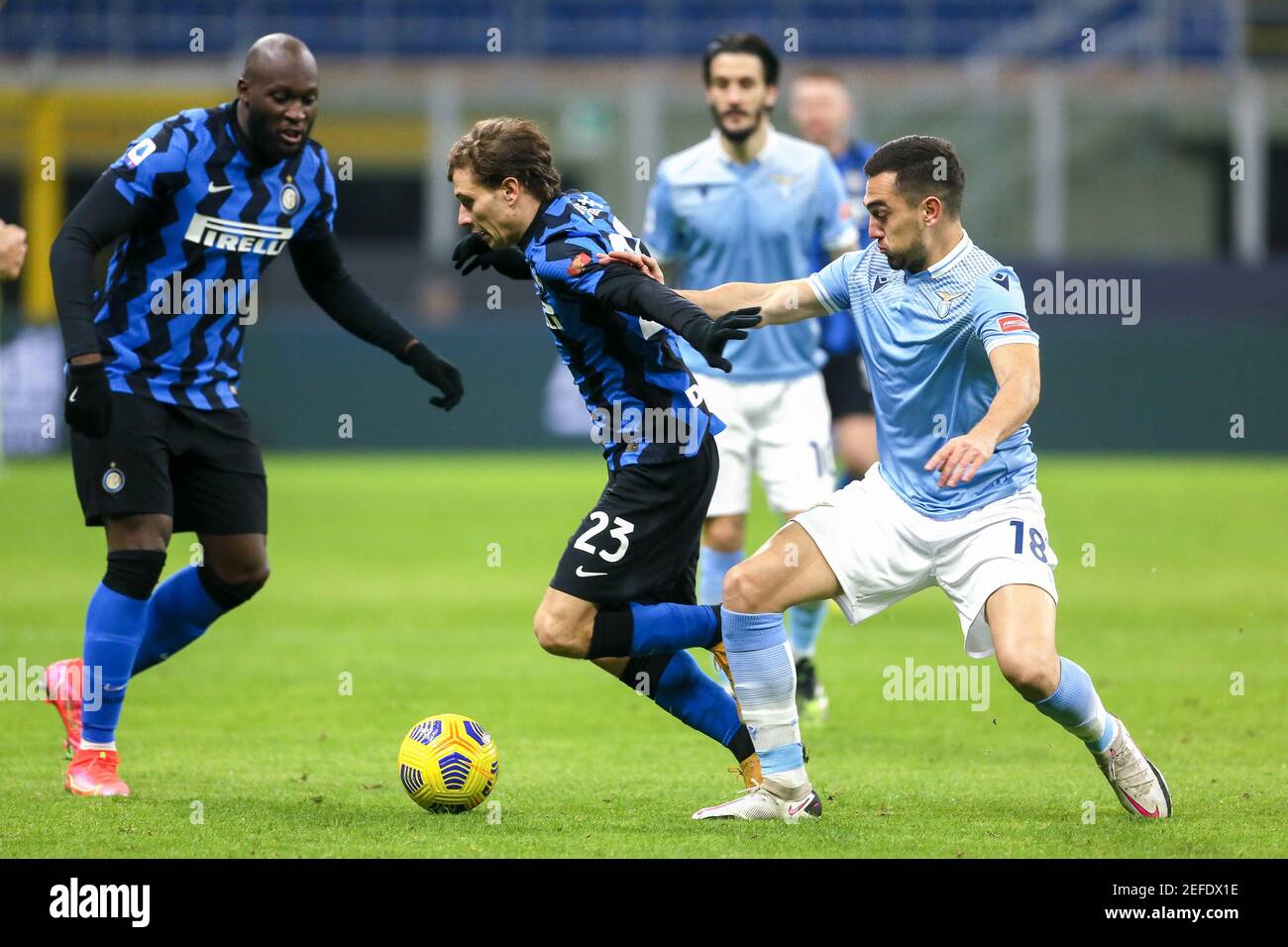 MILAN, ITALIE - FÉVRIER 14: Nicolo Barella de l'Inter et Gonzalo Escalante du Latium pendant la série UN match entre l'Inter Milan et Lazio Roma à San Banque D'Images