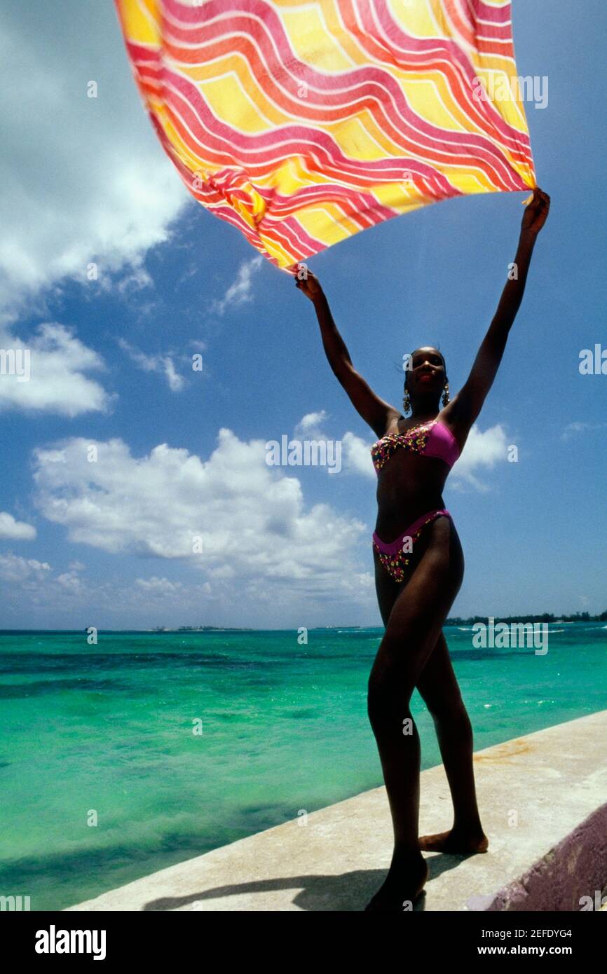 Desiree Lynes en bikini, Crystal Palace Hotel, Nassau, Bermudes Banque D'Images