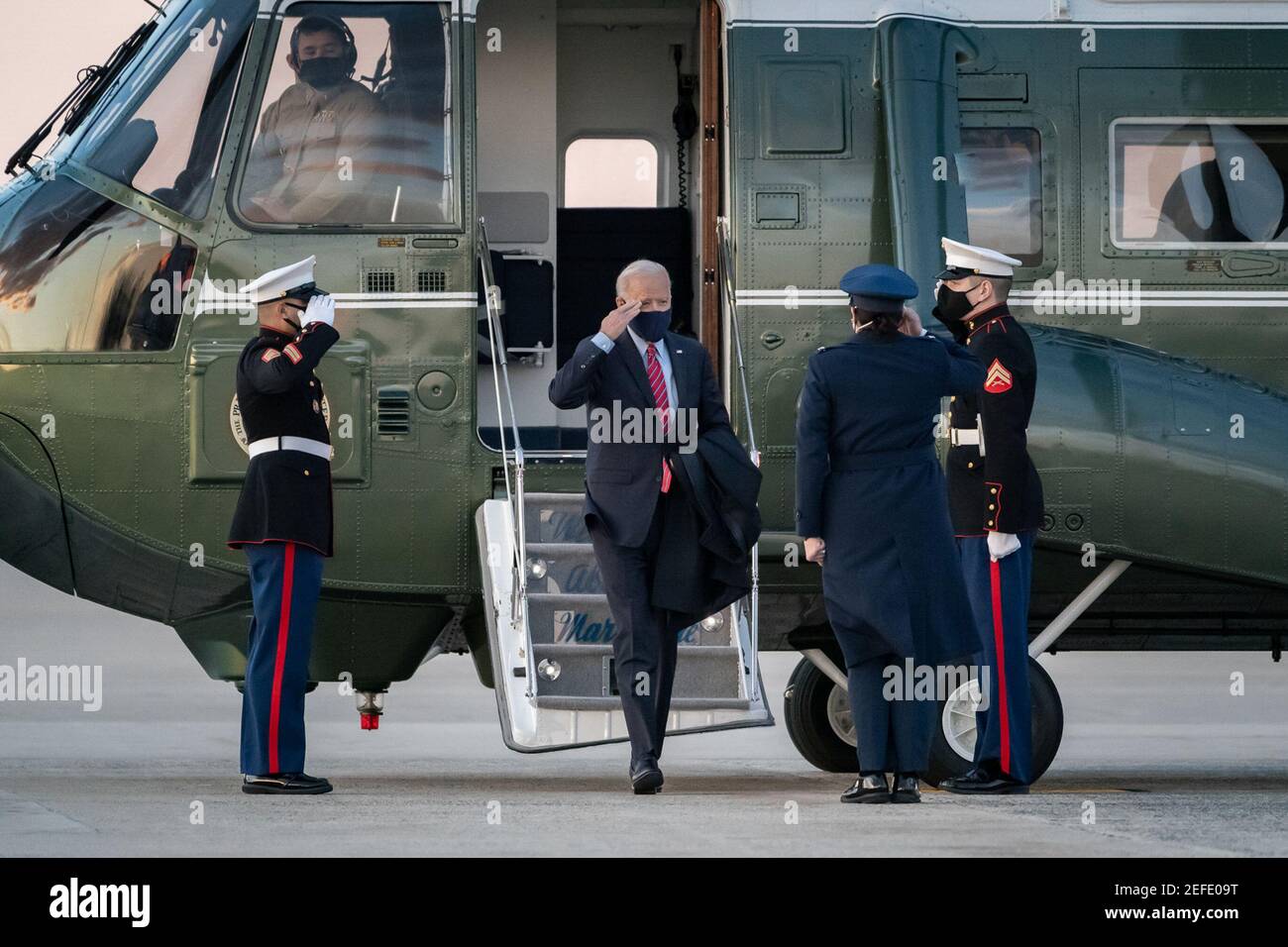 Le président Joe Biden salue alors qu'il débarque Marine One à joint base Andrews, Maryland, le vendredi 5 février 2021, avant d'embarquer sur Air Force One pour commencer son vol vers l'aéroport du comté de New Castle à New Castle, Delaware. Banque D'Images