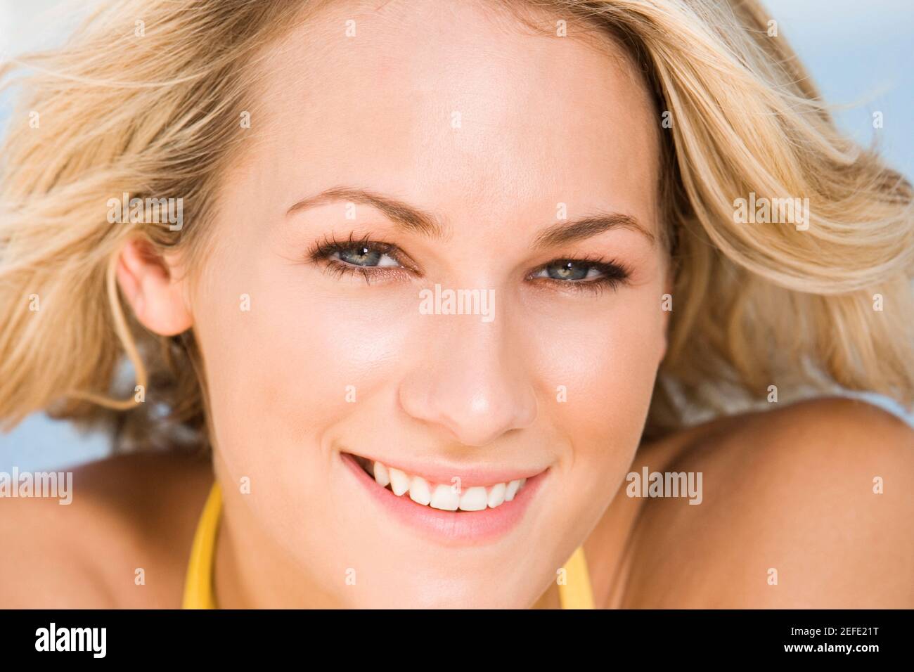 Portrait of a young woman smiling Banque D'Images