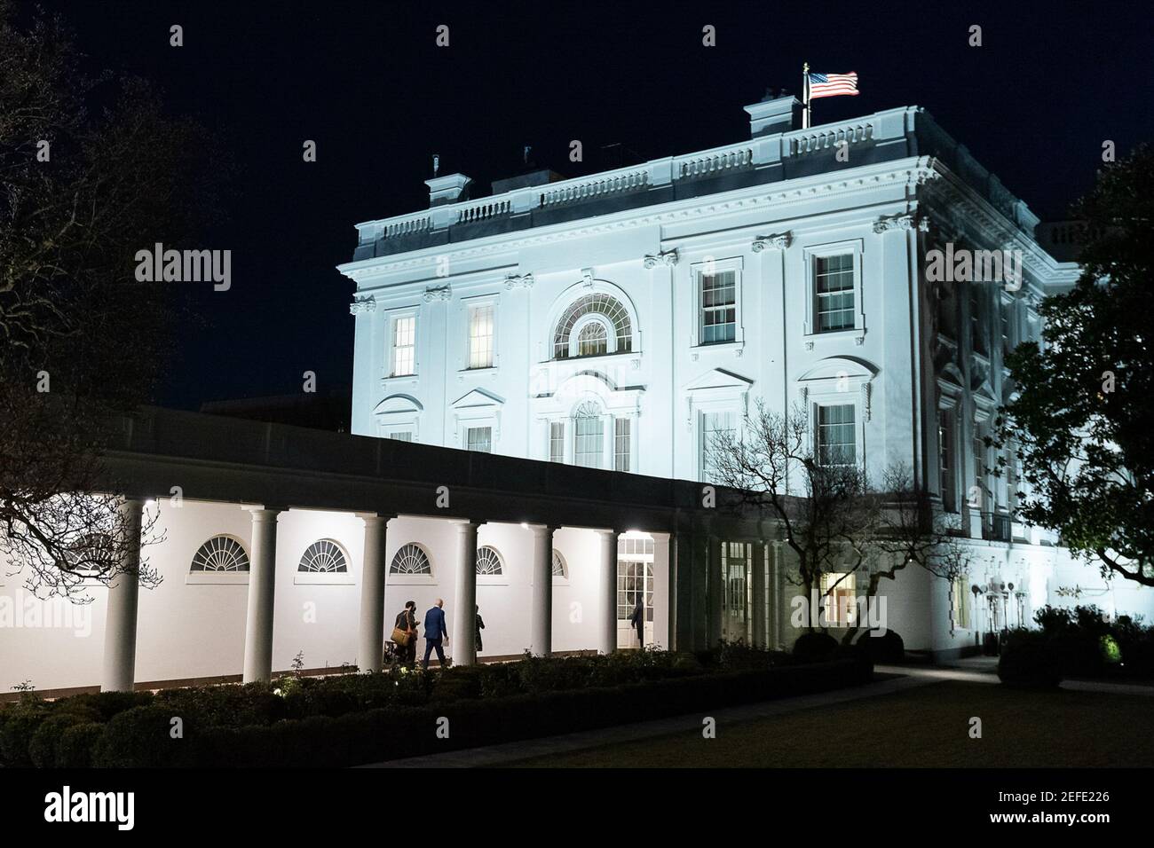 Le président Joe Biden se rend à la résidence de la Maison-Blanche le 22 janvier 2021, en compagnie du personnel de la Maison-Blanche, le long de la Colonnade de la Maison-Blanche. Banque D'Images