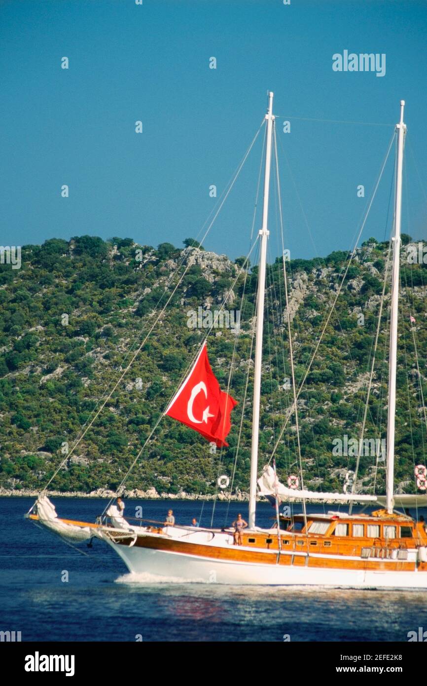 Drapeau turc sur un voilier dans la mer, Turquie Banque D'Images