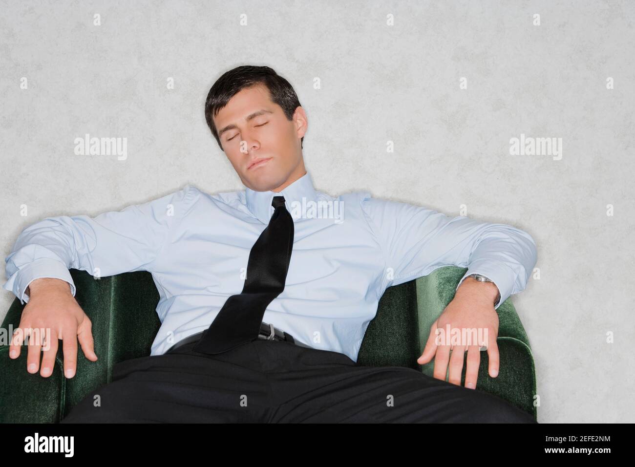 Gros plan d'un homme d'affaires qui se nappent dans un fauteuil Banque D'Images