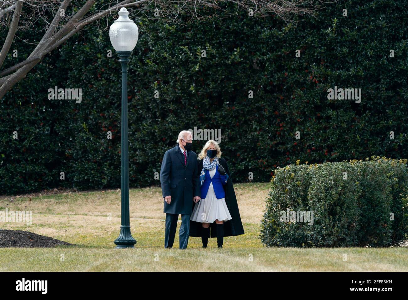 Le président Joe Biden et le Dr Jill Biden de la première dame marchent le long de la voie d'accès sud de la Maison Blanche vendredi 29 janvier 2021, avant le président Biden embarquement Marine One pour commencer son voyage au centre médical militaire national Walter Reed à Bethesda, Maryland. Banque D'Images