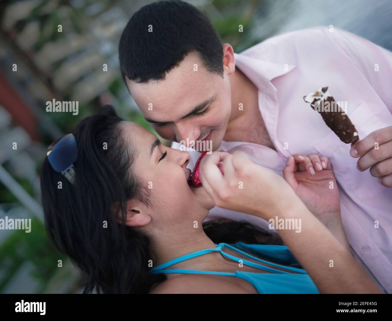 Gros plan d'un jeune couple qui mange de la crème glacée Banque D'Images