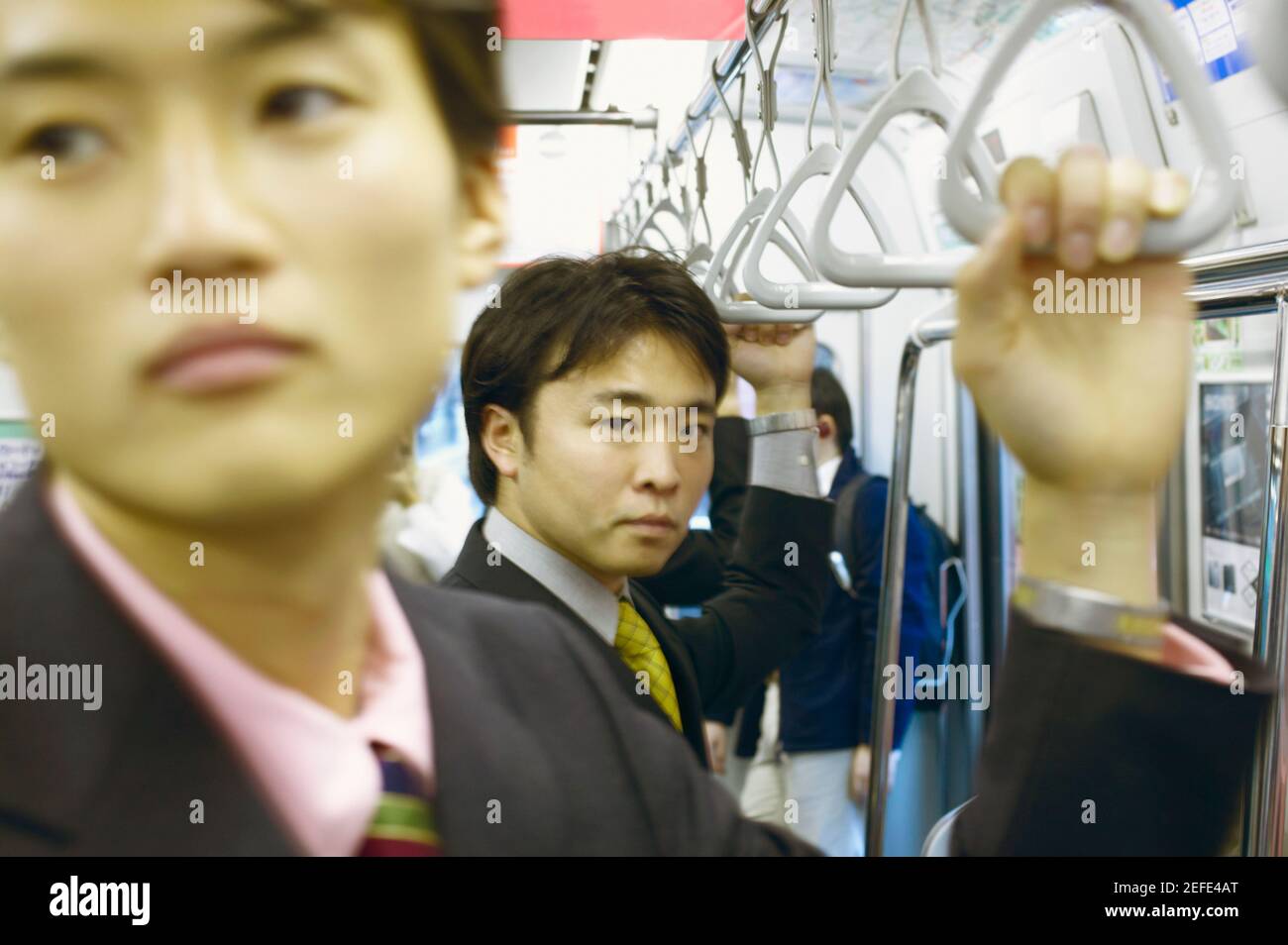 Deux hommes d'affaires voyageant dans un train Banque D'Images