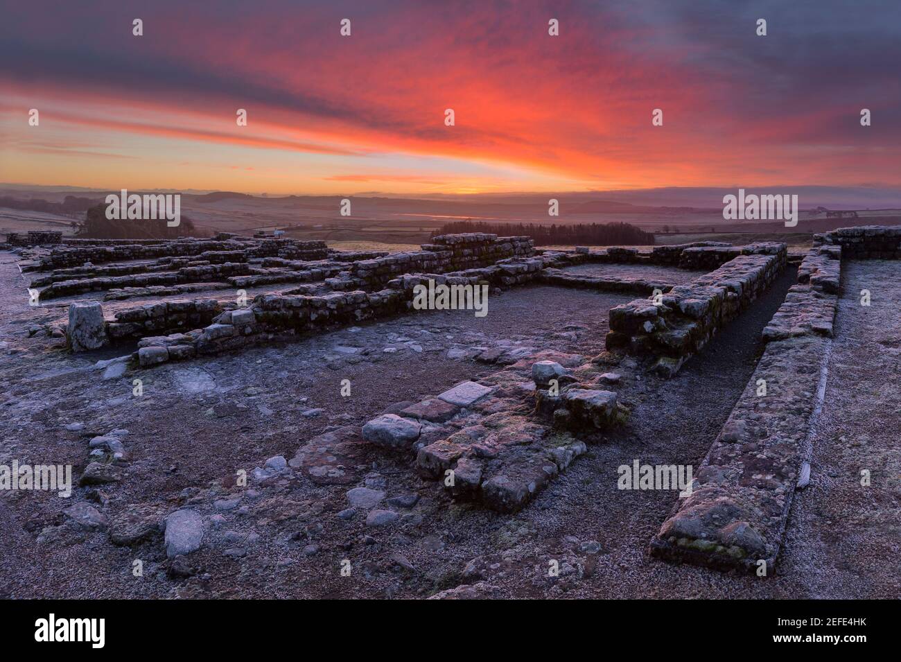 Un lever de soleil glorieux au fort romain de Housesteads avec les restes d'un bloc de barrack en vue - le mur d'Hadrien, Northumberland, Royaume-Uni Banque D'Images