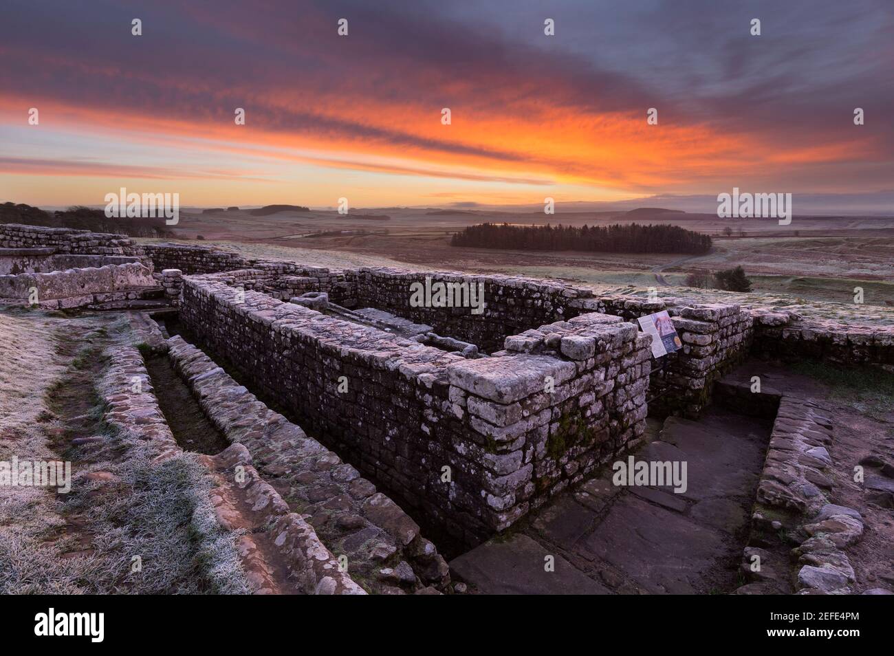 Un lever de soleil glorieux au fort romain de Housesteads avec les restes des latrines en vue - le mur d'Hadrien, Northumberland, Royaume-Uni Banque D'Images