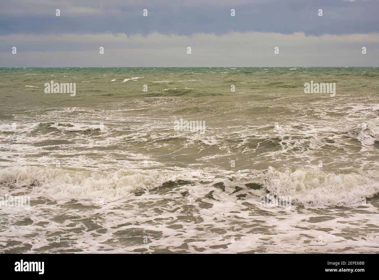 La côte de la renégade un jour de mer mauvaise, Espagne Banque D'Images